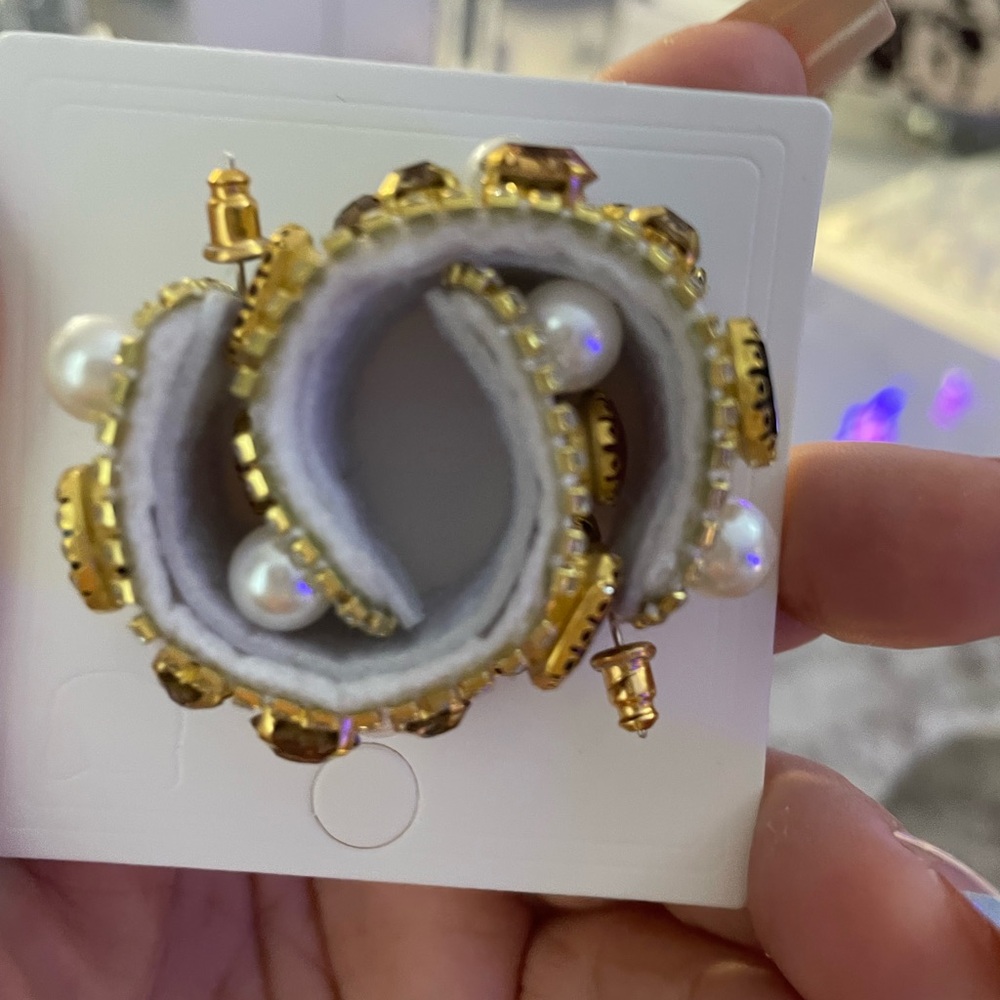 Source Unknown Gold Hoop Earrings with White Pearls